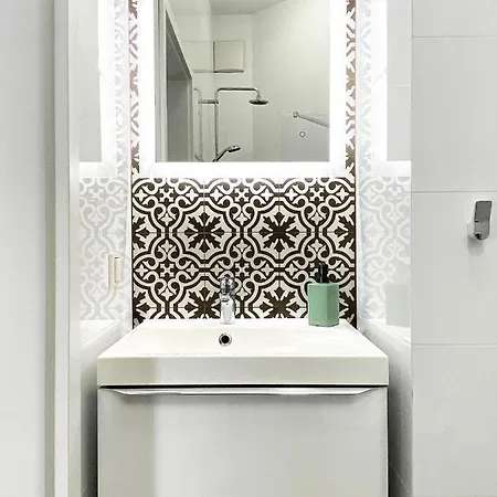 Beautiful For Couples With Air Conditioning - Old Town & Main Station *