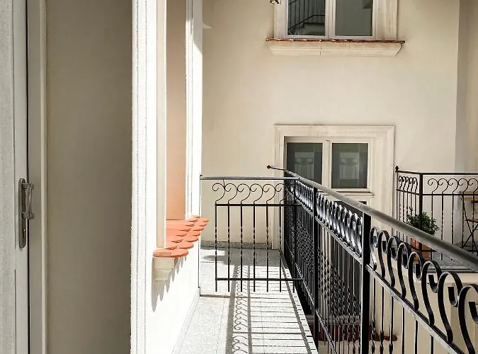 Beautiful For Couples With Air Conditioning - Old Town & Main Station *